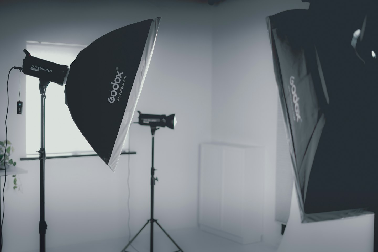 Studio fotograficzne ze światłami studyjnymi i softboxami.